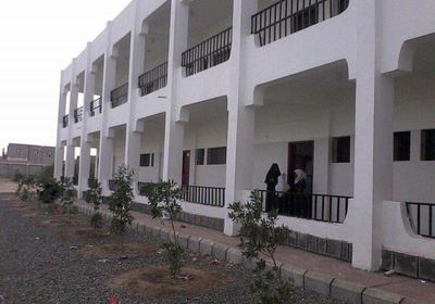 بسلاحه الآلي..ولي أمر طالبة يقتحم مدرسة للبنات بلحج