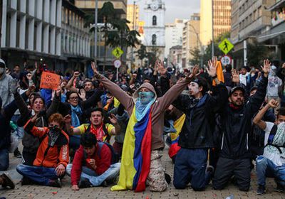 آلاف الأشخاص يتظاهرون في شوارع كولومبيا