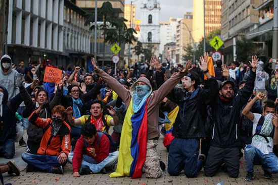 آلاف الأشخاص يتظاهرون في شوارع كولومبيا