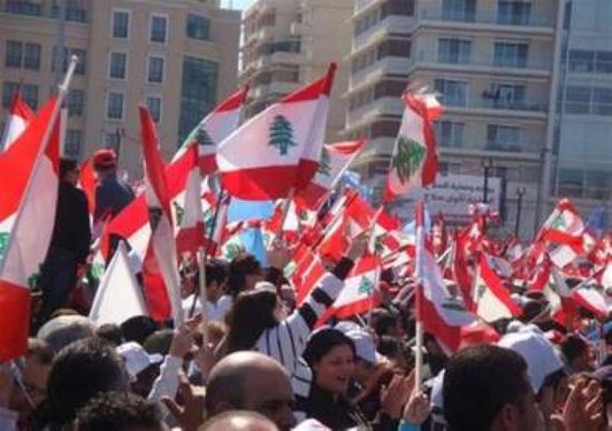 لبنانيون يدعون إلى الدخول في إضراب وعصيان مدني