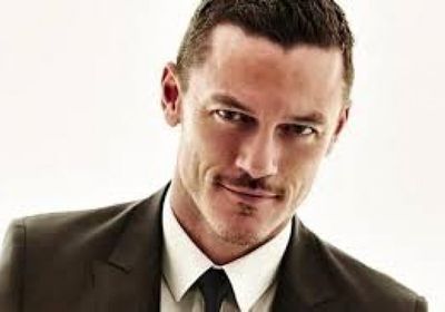 لوك إيفانز يستعد لإحياء جولة غنائية العام المقبل (تفاصيل)