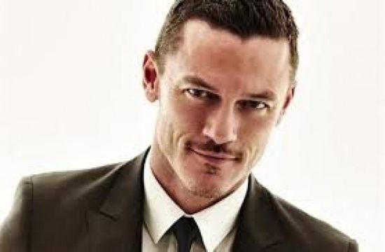 لوك إيفانز يستعد لإحياء جولة غنائية العام المقبل (تفاصيل)