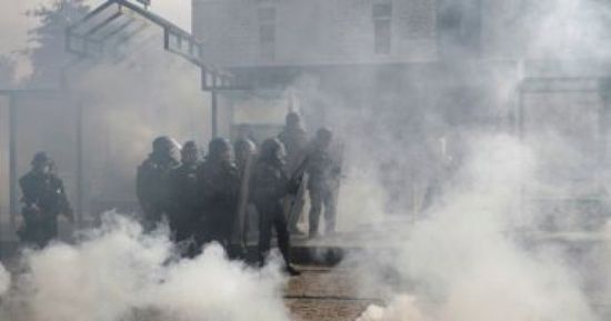  الشرطة الفرنسية تطلق الغاز المسيل للدموع على المحتجين