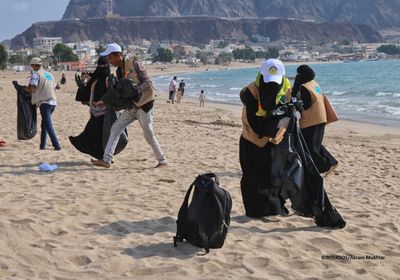 حملة من مفوضية اللاجئين لتنظيف شاطئ البريقة