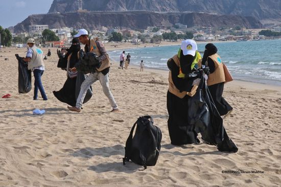 حملة من مفوضية اللاجئين لتنظيف شاطئ البريقة