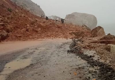 بعد فتحه بجهود إماراتية.. الأمطار تقطع طريق حيبق بسقطرى 