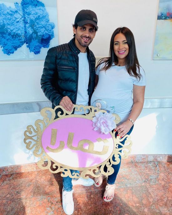 حمدي الميرغني ينشر آخر صورة جمعته بزوجته قبل وصول نجلته "تمارا"