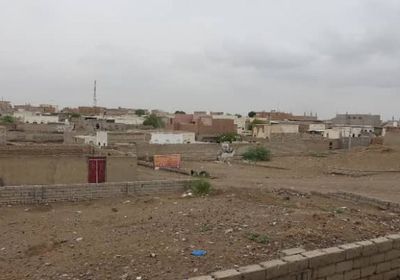 قذائف الحوثي تهدد المواطنين بمنازلهم في حيس والتحيتا