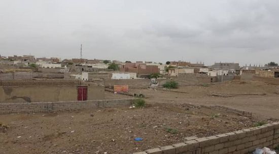 قذائف الحوثي تهدد المواطنين بمنازلهم في حيس والتحيتا