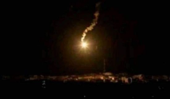 صورة.. طائرات التحالف العربي بقيادة السعودية تلقي قنابل ضوئية في شقرة