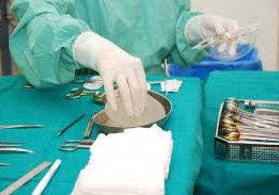 جراحة خطيرة لفتاة بعد انفجار ألعاب نارية بكفها 