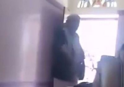 أثار استهجانا واسعا.. مقطع يفضح اعتداء قيادي حوثي على مدرسات (فيديو) 