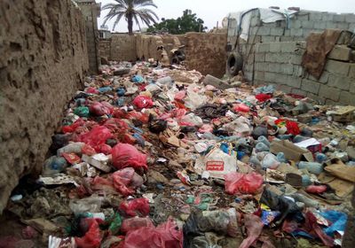 وسط تجاهل صندوق النظافة.. تراكم النفايات يُغضب أهالي اللحوم بلحج