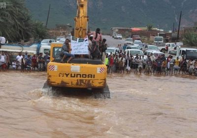 البرنامج السعودي يُمهد بعض الطرق المتأثرة بأمطار سقطرى (صور) 