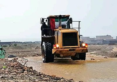 لتجنب غرق المنازل.. خليفة الإنسانية تُصرف مياه الأمطار بسقطرى