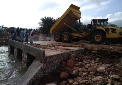 "خليفة الإنسانية" توجه فريقا لفتح طريق "معابض الشرقي" في سقطرى (صور)