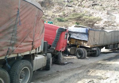 شلل مروري بالخط العام في ردفان بعد تصادم 3 شاحنات