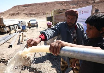 الهلال الإماراتي يبدأ ضخا تجريبيا لمياه "حوارم" في قف العوامر بحضرموت (صور)