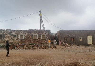 رغم استمرار الخدمة.. "كهرباء قلنسية" تتفقد الخطوط المتضررة من الأمطار