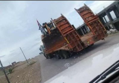 الإمارات تدفع بمعدات لتسريع فتح طريق حيبق بسقطرى (صور)