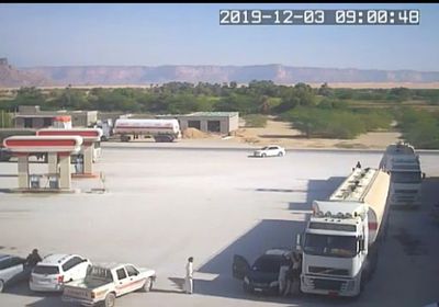 شاهد.. مسلحان يقتلان سائقاً بوضح النهار في وادي حضرموت