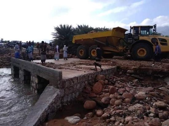 الإمارات تتجاهل بذاءات الإصلاح وتخفف أضرار السيول في سقطرى