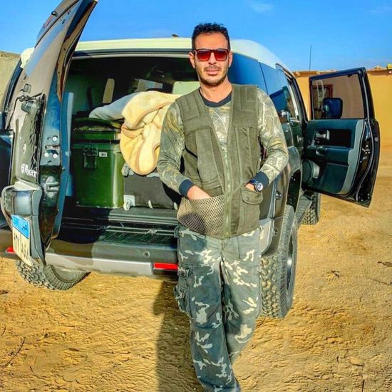 مصطفى شعبان في رحلة صيد بالصحراء (صورة)