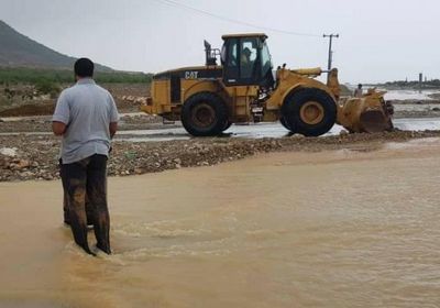 "خليفة الإنسانية" تفتح طريق سائلة مغسلة الحامد بسقطرى  