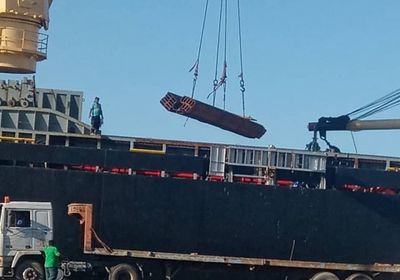 ميناء الزيت يستقبل معدات لمشاريع "مصافي عدن" (صور)