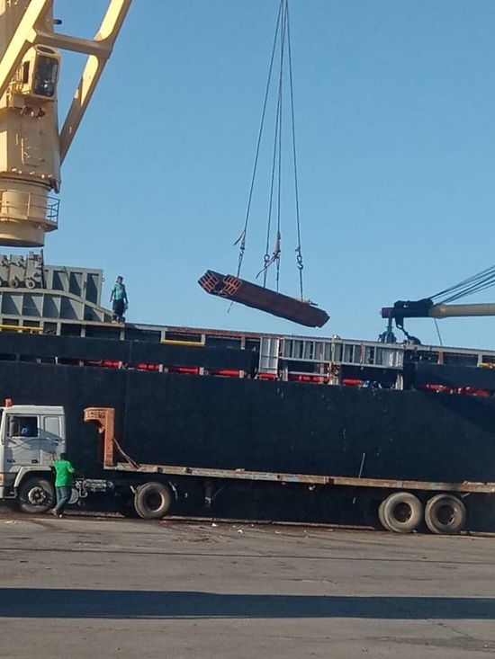 ميناء الزيت يستقبل معدات لمشاريع "مصافي عدن" (صور)