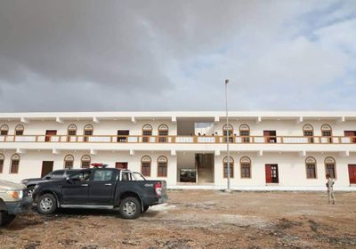 "البحسني"  يطالب  بسرعة تجهيز  مدرسة التدريب القتالي بالمكلا   (صور)