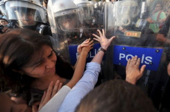 تركيا.. حملة اعتقالات لنساء شاركن في احتجاج مناهض للعنف ضد المرأة