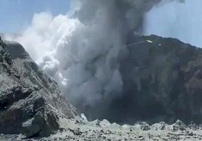 وفاة وإصابة وفقدان ٤٤ شخص بعد ثوران بركان في نيوزيلندا