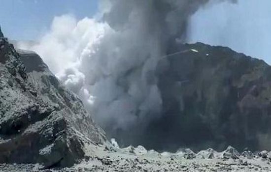 وفاة وإصابة وفقدان ٤٤ شخص بعد ثوران بركان في نيوزيلندا