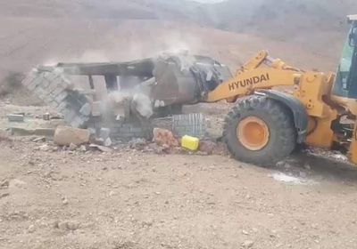 تواصل حملة إزالة عشوائيات شعب السدد في ديس المكلا (صور)