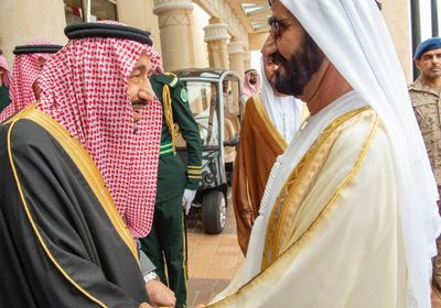 "واس" تنشر صورا من استقبال الملك سلمان لبن راشد