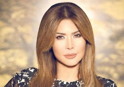 نوال الزغبي تتعرض للسقوط بسبب أصغر معجبيها (فيديو)
