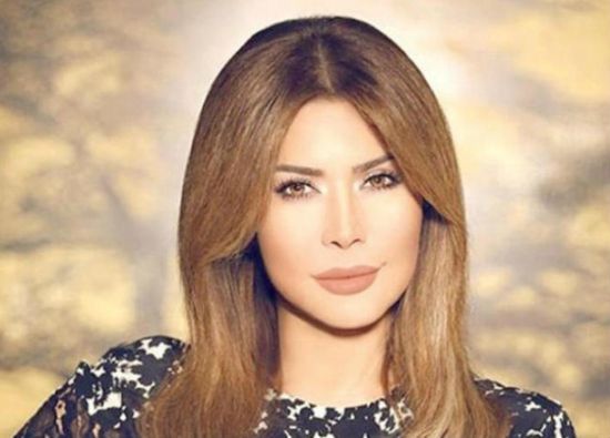 نوال الزغبي تتعرض للسقوط بسبب أصغر معجبيها (فيديو)