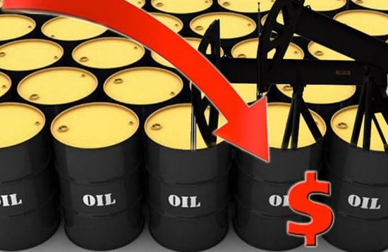 النفط ينخفض بفعل تباطؤ الطلب العالمي