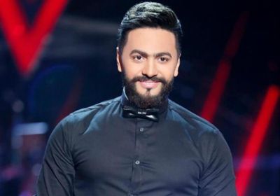 تامر حسني يعرض مقتنياته المفضلة في مزاد خيري (فيديو)