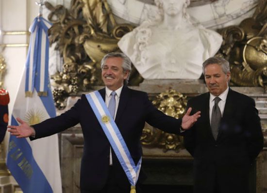 بالصور.. الآلاف يحتفلون بتنصيب فرنانديز رئيسًا للأرجنتين