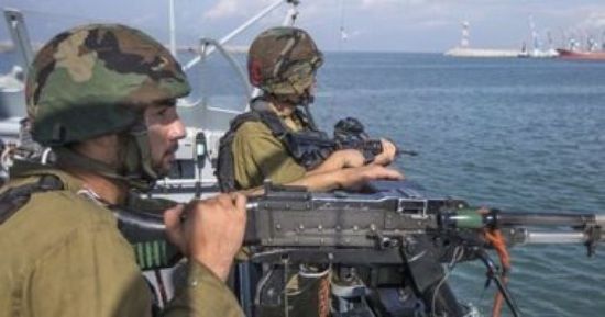زوارق الاحتلال الاسرائيلي تطلق النار على مراكب صيادين فلسطينيين