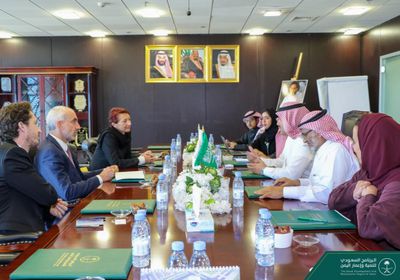 لمناقشة المشروعات التنموية باليمن.."آل جابر" يلتقي وفدًا من منظمة أطباء بلا حدود (صور)