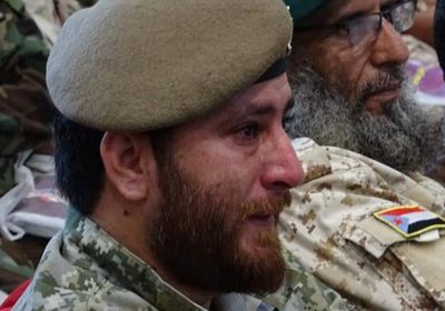 بالصور.. لحظات بكاء مؤثرة في مئوية الشهيد منير اليافعي أبو اليمامة