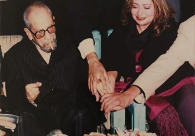 بصور نادرة.. هكذا احتفلت ليلى علوي بذكرى ميلاد نجيب محفوظ