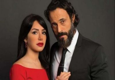 يوسف الشريف يهنئ زوجته على نجاح مسلسل "بلا دليل"