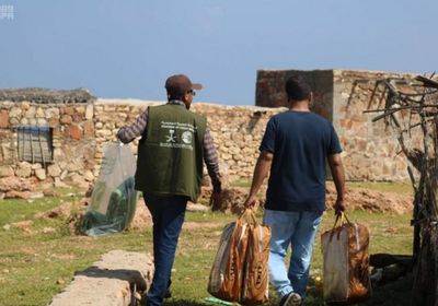 بدعم سعودي..توزيع مساعدات إيوائية على المتضررين من "بافان" بسقطرى (صور)