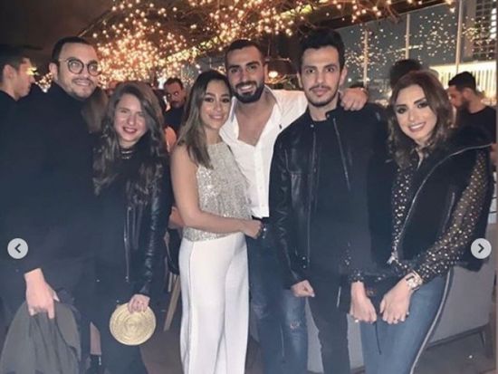 راندا رياض تحتفل بخطوبتها من محمد الشرنوبي بصحبة أنغام وزوجها