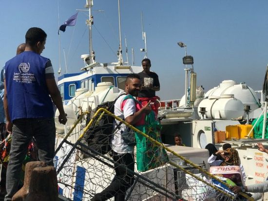 الهجرة الدولية تجلي 150 لاجئا صوماليا من اليمن 
