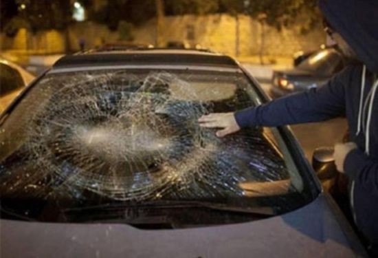مستوطنون ينفذون هجوما على مركبات المواطنين الفلسطينيين